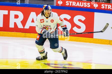 EHC Red Bull München Verteidiger #16 Konrad Abeltshauser während dem Spiel der Champions Gegen EV Zug nella der Bossard Arena. (Zug, Schwei Foto Stock