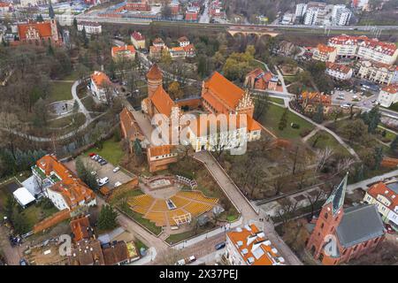 Castello dei vescovi Warmiani a Olsztyn, Polonia settentrionale, costruito nel XIV secolo in stile architettonico gotico, vista aerea. Foto di alta qualità Foto Stock