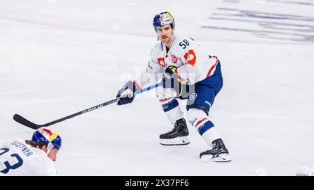 EHC Red Bull München Verteidiger #58 Ryan McKiernan während dem Spiel der Champions Hockey League gegen EV Zug nella der Bossard Arena. (Zugo, Schweiz, 23 Foto Stock