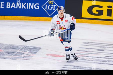 EHC Red Bull München Verteidiger #58 Ryan McKiernan während dem Spiel der Champions Hockey League gegen EV Zug nella der Bossard Arena. (Zugo, Schweiz, 23 Foto Stock