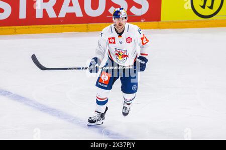 EHC Red Bull München Verteidiger #24 Jonathon Blum während dem Spiel der Champions Hockey League gegen EV Zug nella der Bossard Arena. (Zugo, Schweiz, 23. Foto Stock