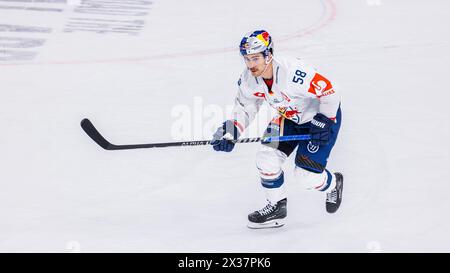 EHC Red Bull München Verteidiger #58 Ryan McKiernan während dem Spiel der Champions Hockey League gegen EV Zug nella der Bossard Arena. (Zugo, Schweiz, 23 Foto Stock