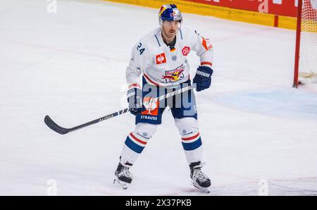 EHC Red Bull München Verteidiger #24 Jonathon Blum während dem Spiel der Champions Hockey League gegen EV Zug nella der Bossard Arena. (Zugo, Schweiz, 23. Foto Stock