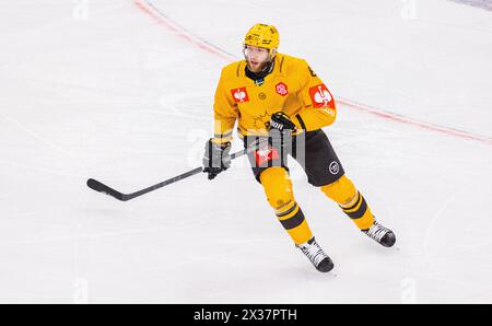 Skelleftea AIK Verteidiger #8 Petter Granberg schaut sich, während dem Spiel der Champions Hockey League gegen ZSC Lions in der Swiss Life Arena, mit Foto Stock