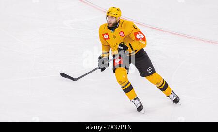 Skelleftea AIK Verteidiger #8 Petter Granberg schaut sich, während dem Spiel der Champions Hockey League gegen ZSC Lions in der Swiss Life Arena, mit Foto Stock