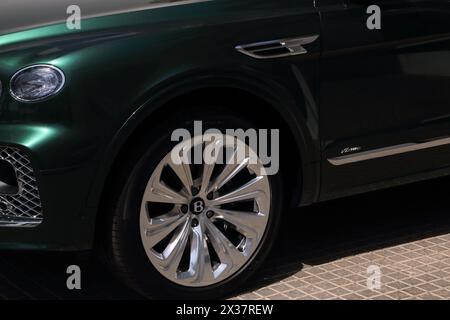 Primo piano della Bentley Wheel parcheggiata fuori dal Chedi Hotel Muscat Oman Foto Stock