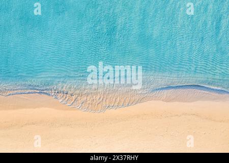 D'estate potrai ammirare splendide onde marine e acque blu nelle giornate di sole. Vista dall'alto dal drone. Vista aerea del mare, incredibile sfondo tropicale della natura. Bella giornata Foto Stock