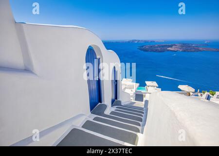 Incredibile paesaggio panoramico, vacanza di lusso. Scale della città di Oia, porte blu sull'isola di Santorini, Grecia. Case e scale tradizionali e famose Foto Stock