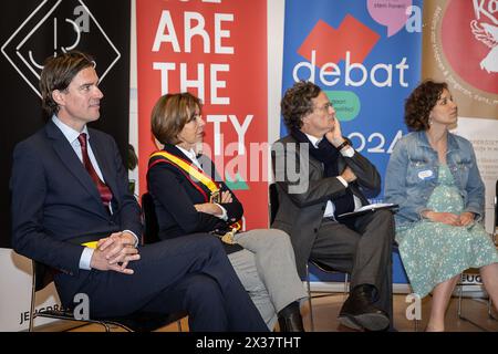 Gent Mayor Mathias De Clercq (L) e carina Van Cauter, governatore della provincia delle Fiandre orientali (2L), nella foto durante una visita reale al "grande dibattito" nel contesto di "Gand capitale europea della gioventù 2024", a Gent giovedì 25 aprile 2024. Il "grande dibattito” è una collaborazione tra varie organizzazioni culturali, la città di Gand e il Consiglio della gioventù di Gand per incoraggiare i giovani di età compresa tra i 16 e i 18 anni che votano per la prima volta, a informare, a stimolare e a impegnarsi in un dibattito tra loro e con i responsabili politici. BELGA FOTO JAMES ARTHUR GEKIERE Foto Stock