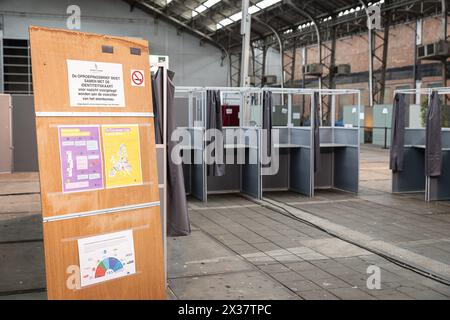 Gent, Belgio. 25 aprile 2024. Durante una visita reale al "grande dibattito” nel contesto della "capitale europea della gioventù 2024” di Gand, giovedì 25 aprile 2024, si vedono cabine vuote. Il "grande dibattito” è una collaborazione tra varie organizzazioni culturali, la città di Gand e il Consiglio della gioventù di Gand per incoraggiare i giovani di età compresa tra i 16 e i 18 anni che votano per la prima volta, a informare, a stimolare e a impegnarsi in un dibattito tra loro e con i responsabili politici. BELGA PHOTO JAMES ARTHUR GEKIERE credito: Belga News Agency/Alamy Live News Foto Stock