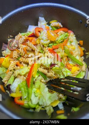 Vista dall'alto del recipiente per pasta fusilli i Fusilli sono una varietà di pasta del sud Italia, con forme elicoidali o elicoidali. Foto Stock