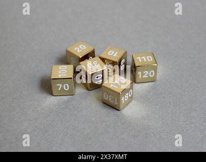 Dadi d'oro con numeri. Dadi da gioco. Foto Stock