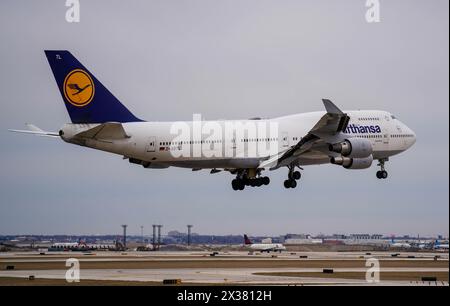 Il Boeing 747 di Lufthansa si prepara all'atterraggio all'aeroporto internazionale o'Hare di Chicago Foto Stock