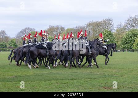 Londra, Regno Unito. 25 aprile 2024. Test finale per la parata per il compleanno del re Credit: Richard Lincoln/Alamy Live News Foto Stock