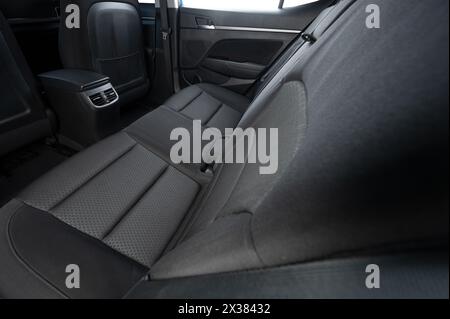 Confortevole abitacolo della berlina con sedili in tessuto e prese d'aria condizionata posteriori Foto Stock