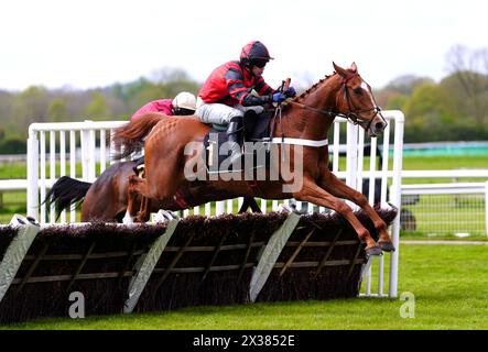 Bective Abbey cavalcata dal fantino Robert Dunne sulla strada per vincere l'ostacolo Charlie Wilson Memorial Maiden all'ippodromo di Warwick. Data foto: Giovedì 25 aprile 2024. Foto Stock