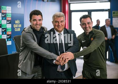 Sant Joan Despi, Spagna, 25, aprile 2024. Joan Laporta e Xavi Hernandez capo allenatore della conferenza stampa del FC Barcelona. Deco, Joan Laporta e Xavi Hernandez. Crediti: Joan G/Alamy Live News Foto Stock