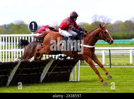 Bective Abbey cavalcata dal fantino Robert Dunne sulla strada per vincere l'ostacolo Charlie Wilson Memorial Maiden all'ippodromo di Warwick. Data foto: Giovedì 25 aprile 2024. Foto Stock