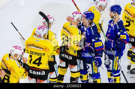 Handshake und Umarmung zwischen dem Klotener #95 Nicholas Steiner und dem Berner #10 Tristan Scherwey nach Spielende. (Kloten, Schweiz, 24.09.2022) Foto Stock