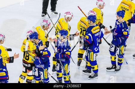 Stretta di mano zwischen den Spielern des EHC Kloten und dem SC Bern nach Spielende. (Kloten, Schweiz, 24.09.2022) Foto Stock