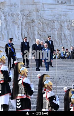 Roma, Italia. 25 aprile 2024. Il presidente italiano Sergio Mattarella (C) partecipa a una cerimonia in occasione della Festa della Liberazione a Roma, in Italia, il 25 aprile 2024. Crediti: Alberto Lingria/Xinhua/Alamy Live News Foto Stock