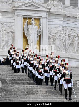 Roma, Italia. 25 aprile 2024. Una guardia d'onore prende parte ad una cerimonia in occasione della Festa della Liberazione a Roma, in Italia, il 25 aprile 2024. Crediti: Alberto Lingria/Xinhua/Alamy Live News Foto Stock