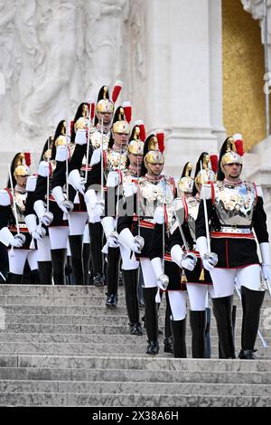 Roma, Italia. 25 aprile 2024. Una guardia d'onore prende parte ad una cerimonia in occasione della Festa della Liberazione a Roma, in Italia, il 25 aprile 2024. Crediti: Alberto Lingria/Xinhua/Alamy Live News Foto Stock