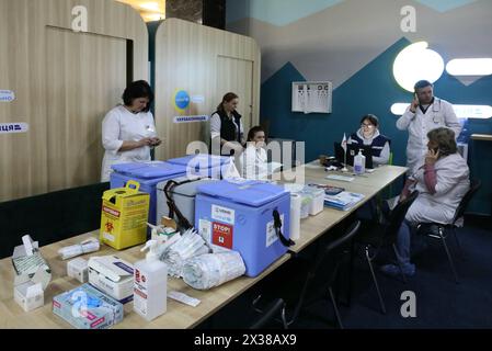 KIEV, UCRAINA - 25 APRILE 2024 - vaccinazione presso la stazione ferroviaria centrale di Kiev, capitale dell'Ucraina. Foto Stock