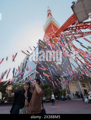 Tokyo, Giappone. 25 aprile 2024. I carpe affusolatrici sono esposti in mostra intorno alla Tokyo Tower a Tokyo, Giappone, giovedì 25 aprile 2024. I carpe simboleggiano il desiderio di buona salute e forza per i bambini e sono una parte tradizionale della giornata dei bambini. Foto di Keizo Mori/UPI credito: UPI/Alamy Live News Foto Stock