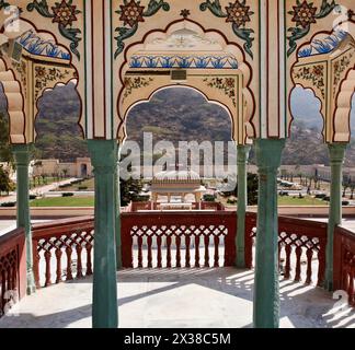 India Rajasthan, Jaipur, Sisodia Rani Ka Bagh Palace, costruito nel 1710 D.C. dal maharaja Sawai Jai Singh, vista sul giardino Foto Stock