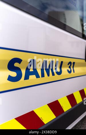 Un camion della struttura mobile di emergenza e rianimazione (SMUR) di Tolosa, con infermieri di fronte durante il Service d'Aide Medicale urgente (SAMU - servizi di assistenza medica urgente) i dipendenti in tute hazmat partecipano ad un esercizio nel centro di simulazione ambientale e neurosensoriale (SENS), un progetto Cupola di 140 m² che mira a esporre e formare i professionisti della salute attraverso la simulazione ai sentimenti ambientali, sensoriali ed emotivi avvertiti in una situazione di crisi a Tolosa, nel sud-ovest della Francia, il 25 aprile 2024. La cupola è in grado di realizzare gli scenari più realistici possi Foto Stock