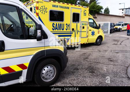 Un camion della struttura mobile di emergenza e rianimazione (SMUR) di Tolosa durante il Service d'Aide Medicale urgente (SAMU - servizi di assistenza medica urgente) i dipendenti in tute hazmat partecipano ad un'esercitazione nel centro di simulazione ambientale e neurosensoriale (SENS), un progetto Cupola di 140 m² che mira a esporre e formare i professionisti della salute attraverso la simulazione ai sentimenti ambientali, sensoriali ed emotivi avvertiti in una situazione di crisi a Tolosa, nel sud-ovest della Francia, il 25 aprile 2024. La cupola è in grado di realizzare gli scenari più realistici possibili, stimolando tutti i t Foto Stock