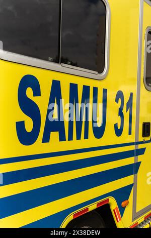 Un camion della struttura mobile di emergenza e rianimazione (SMUR) di Tolosa, con infermieri di fronte durante il Service d'Aide Medicale urgente (SAMU - servizi di assistenza medica urgente) i dipendenti in tute hazmat partecipano ad un esercizio nel centro di simulazione ambientale e neurosensoriale (SENS), un progetto Cupola di 140 m² che mira a esporre e formare i professionisti della salute attraverso la simulazione ai sentimenti ambientali, sensoriali ed emotivi avvertiti in una situazione di crisi a Tolosa, nel sud-ovest della Francia, il 25 aprile 2024. La cupola è in grado di realizzare gli scenari più realistici possi Foto Stock