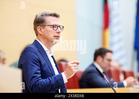 Monaco, Germania. 25 aprile 2024. Markus Blume (CSU), ministro della scienza della Baviera, interviene alla 17a sessione plenaria del Parlamento di Stato bavarese il 25 aprile 2024 a Monaco (Baviera). Crediti: Matthias Balk/dpa/Alamy Live News Foto Stock