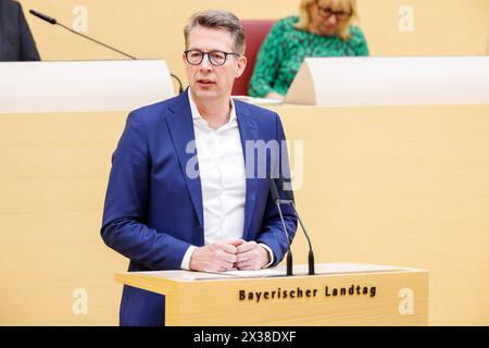 Monaco, Germania. 25 aprile 2024. Markus Blume (CSU), ministro della scienza della Baviera, interviene alla 17a sessione plenaria del Parlamento di Stato bavarese il 25 aprile 2024 a Monaco (Baviera). Crediti: Matthias Balk/dpa/Alamy Live News Foto Stock