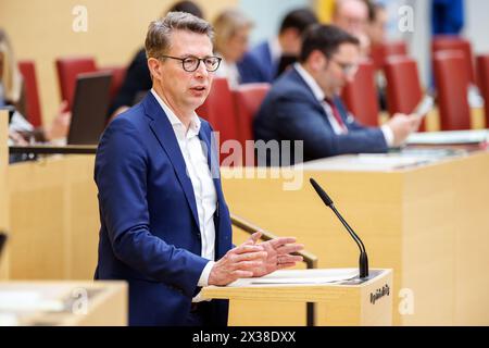 Monaco, Germania. 25 aprile 2024. Markus Blume (CSU), ministro della scienza della Baviera, interviene alla 17a sessione plenaria del Parlamento di Stato bavarese il 25 aprile 2024 a Monaco (Baviera). Crediti: Matthias Balk/dpa/Alamy Live News Foto Stock