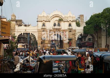 Vadodara, India - 15 ottobre 2023: Il traffico e le persone si vedono nel caos della città Vecchia. Caotica città indiana Foto Stock