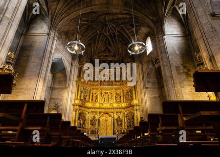 Interno della Chiesa di Santiago el Real e la sua pala d'altare principale raffigurante scene della vita dell'apostolo. Logroño, Rioja, Spagna. Foto Stock