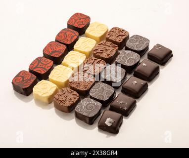 25 pezzi di cioccolato decorato a mano Foto Stock