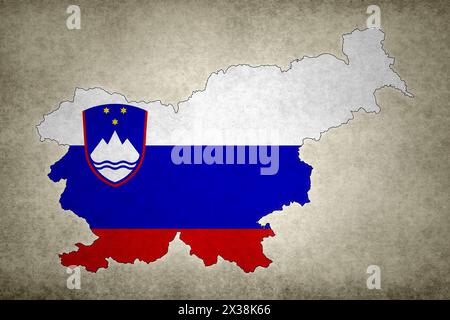 Mappa grunge della Slovenia con la sua bandiera stampata all'interno del suo bordo su una vecchia carta. Foto Stock