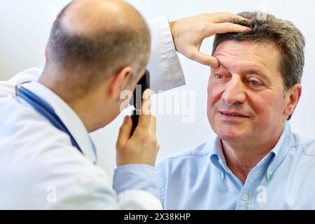 Esame visivo, consultazione medica, ambulatorio Lezo, Gipuzkoa, Paesi Baschi Foto Stock