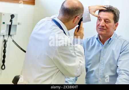 Esame visivo, consultazione medica, ambulatorio Lezo, Gipuzkoa, Paesi Baschi Foto Stock