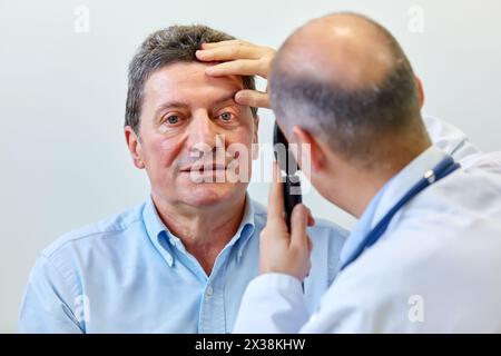 Esame visivo, consultazione medica, ambulatorio Lezo, Gipuzkoa, Paesi Baschi Foto Stock