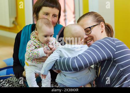 Di madri e neonati, allattamento istruzione, ambulatorio Oiartzun, Gipuzkoa, Paesi Baschi Foto Stock