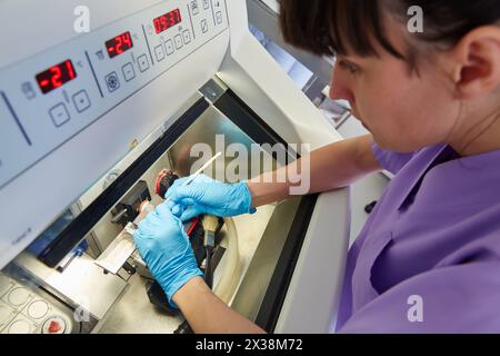Criostato per applicazioni standard nel laboratorio di istopatologia clinica, patologia anatomica, ospedale Donostia, San Sebastian, Gipuzkoa, basco C Foto Stock