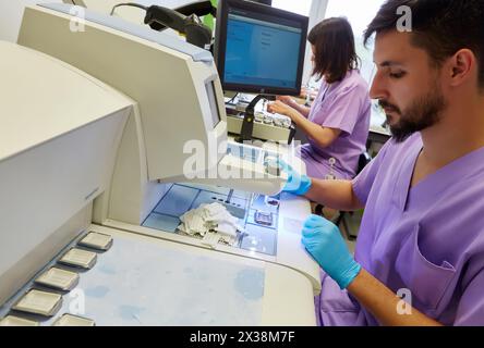 Istologia, preparazione del campione, patologia anatomica, ospedale Donostia, San Sebastian, Gipuzkoa, Paesi Baschi, Foto Stock