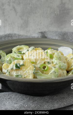 Insalata di patate rinfrescante con cetrioli, cipolle primaverili e salsa yogurt-Dill Foto Stock
