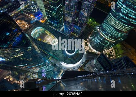 MOSCA - 21 MAGGIO 2015: Centro centrale nel Moscow International Business Center illuminato di notte. Anni di costruzione del complesso - 1995-2018 Foto Stock