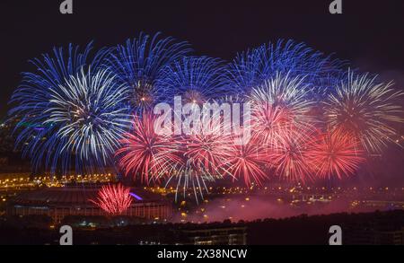 Splendidi fuochi d'artificio sopra lo stadio Luzhniki durante il festival notturno a Mosca, Russia Foto Stock