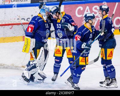 Zug Verteidiger #53 Adam Almquist gratuliert seinem Torhüter #41 Luca Hollenstein nach dem 6:4 Sieg gegen den EHC Kloten in der heimischen Bossard Are Foto Stock